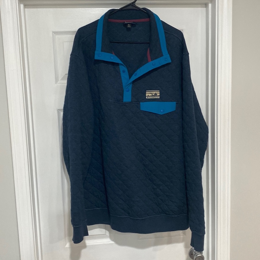 Patagonia 1/4 button pullover size XL in dark blue and light blue accents.